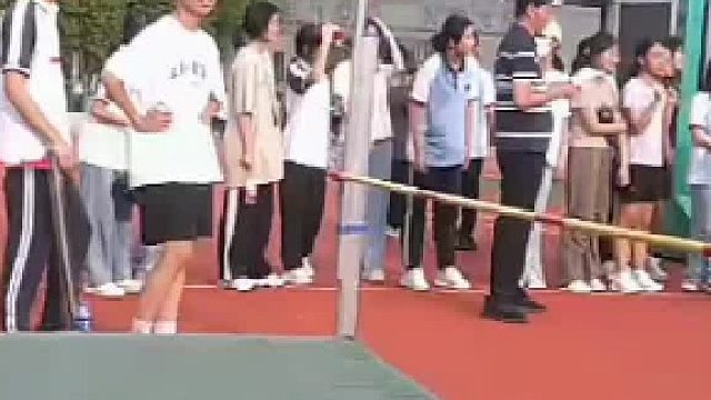 女生运动会跳高的社死瞬间，一跃而起，面子落地。