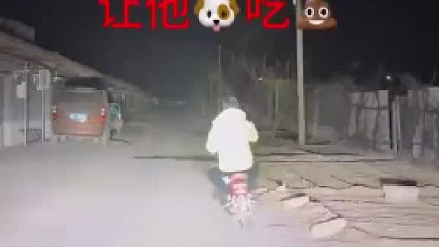 男子好心给小伙开车灯，没想到下一秒小伙就后悔了