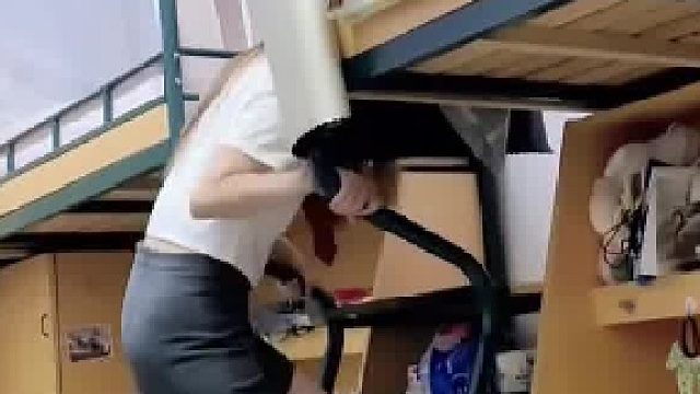 他为什么从床上下来？