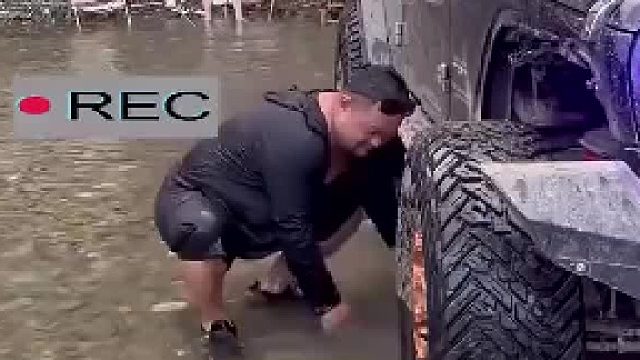 越野车轮胎上挡泥板碍事，车主直接给砸掉，这就是越野人精神