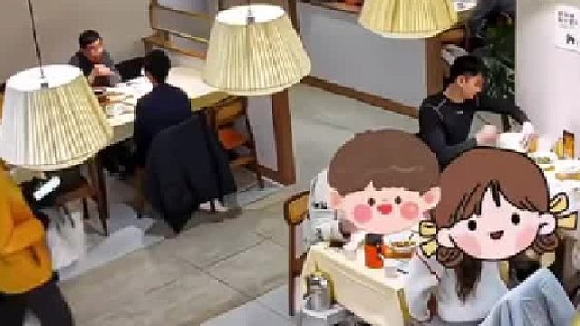 在饭店点奶茶，外卖员让出来取，男子让送进来，骑手直接扔到地上