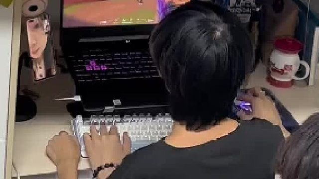 文理男生宿舍打游戏被突击“查岗”，在坑队友还是坑对象两者之间选择了后者