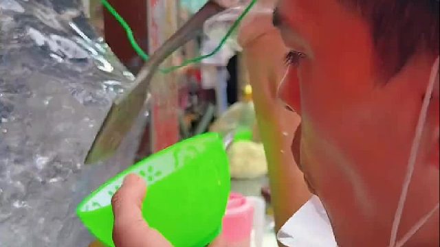 新疆街头手扔酸奶，嘣我一脸
