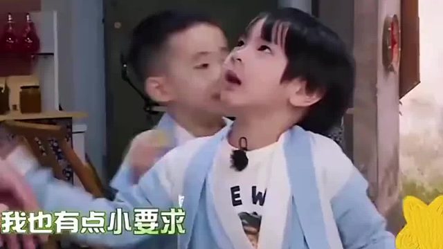 陈小春家的小小春，竟成了吴尊儿子Max的小小翻译员，两人互动超有爱！