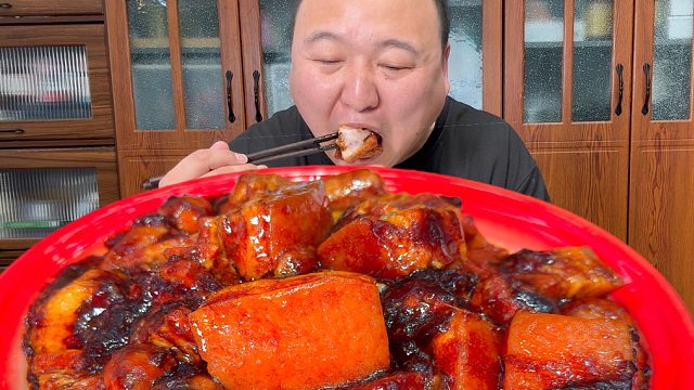 岳父送来一碗红烧肉，味道特别惊艳，让我一口沦陷，百吃不厌