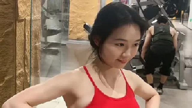 累了就歇会儿，姐姐陪着你