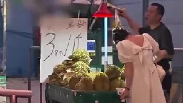 路边榴莲才卖3块8一斤？刚要下手，仔细一看……