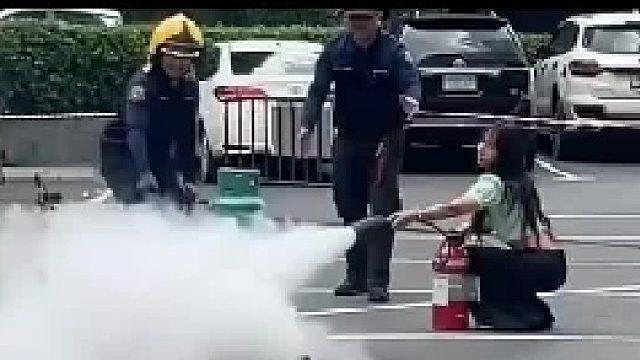 没人觉得她蹲下来的那一刻很神圣吗