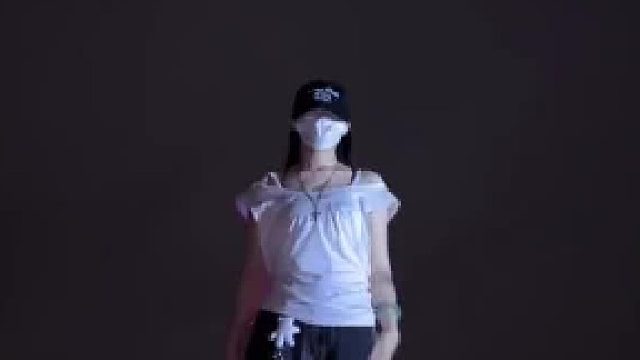 女生刚打开摄像头准备跳舞，结果一跳一个不吱声，网友：好清脆的声音啊