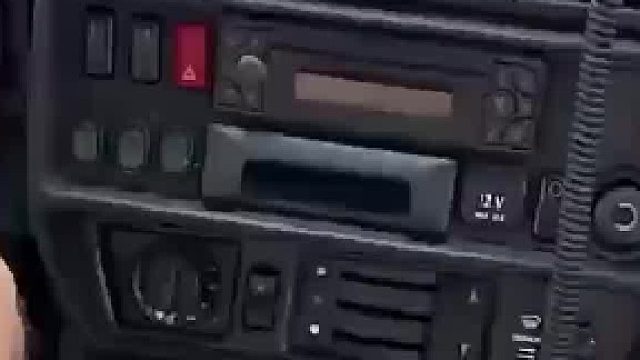 女子吐槽小车液晶屏 车窗还得手像老破车