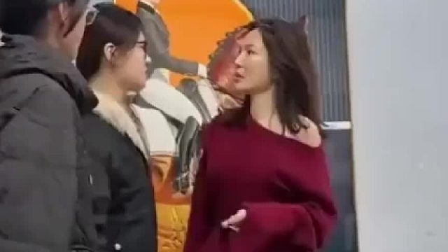 女子想“欺负”老公，被两个女儿强势拦下，难怪爸爸甘做女儿奴