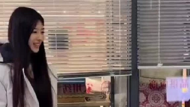 女子在自家厂里上班，干了一个半月却没收到工资，一问才得知工资单里没自己名字