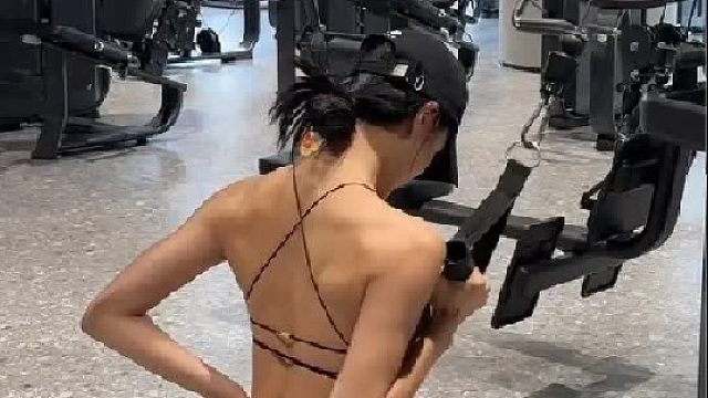 姐姐的腰，专治各种不心动