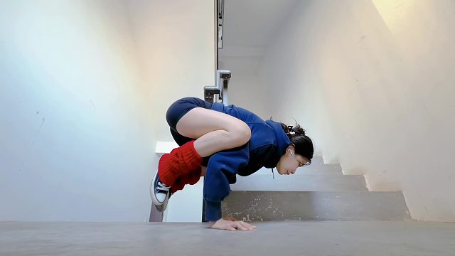 又踢栏杆又亲吻大地 这是练成了