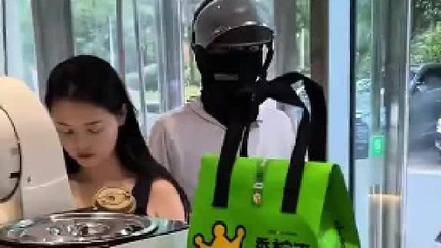 外卖订单居然只有0米，小哥的笑意都压不住了，这就是可怕的商战