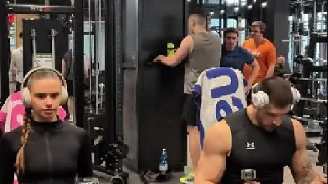 遇到难回答的问题又不说话了