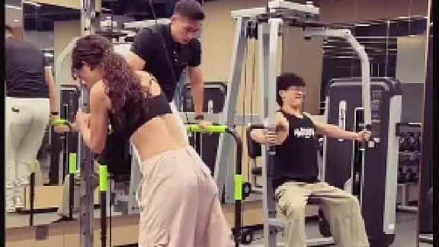 这你们就不懂了吧，这是在练旋风三连踢