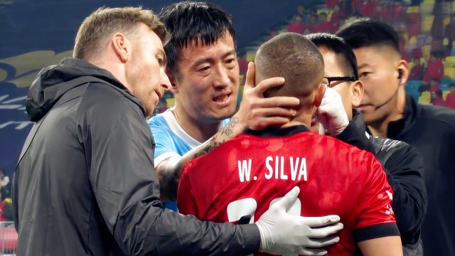 新赛季首红！姜至鹏肘击黄改红被罚下，蓉城外援面部出血