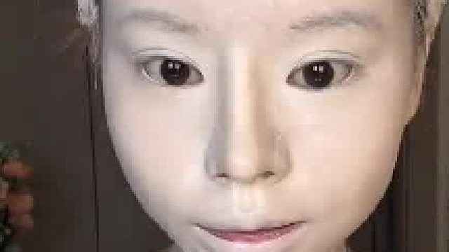 画个淡妆和相亲对象吃饭