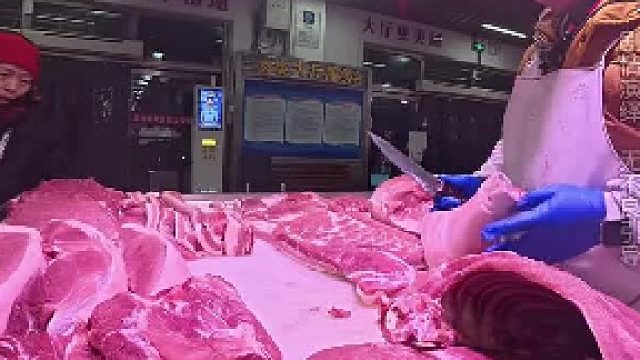 大妈去猪肉摊买块肉，不知道还以为进货来了，网友：我之前简直是在乱买肉