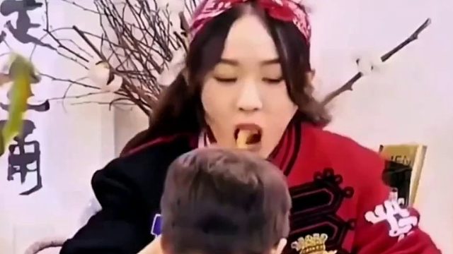 正在吃饭，嗯哼要放屁让妈妈躲到一个安全的地方，真是太可爱了。