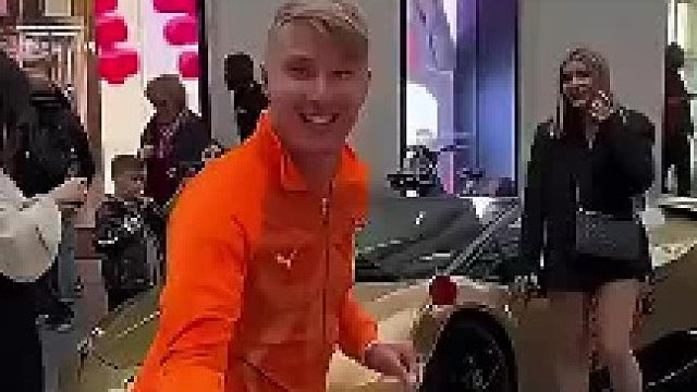 多特球迷街头打脸女