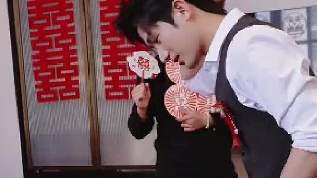 接亲现场 伴娘团并排躺露脚整蛊帅气新郎，新娘偷偷提醒助力通关