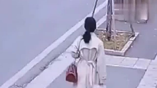 看看女孩最后挪脚就都明白了