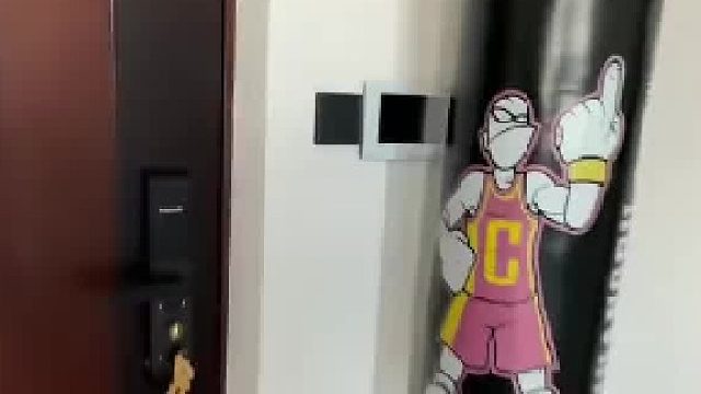 男子家里买了两户打通成一户，取外卖时逗乐外卖员