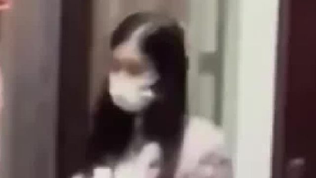 女子准备到店里上夜班，结果门口站满警察，女子瞬间呆在原地，警察默默转身假装没看到女子