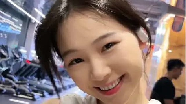 别害羞，大胆看，姐姐又不吃人