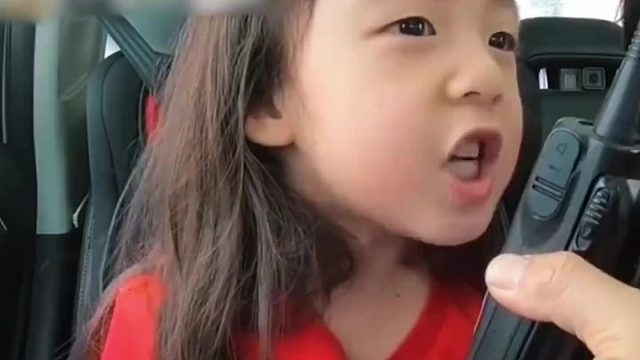 陈小春对待小泡芙与自家娃Jasper，态度差异明显，简直是两套标准嘛