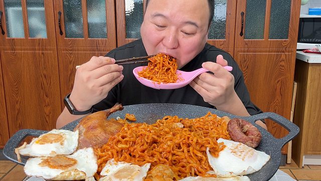 早餐不知道该吃点啥，简单吃个火鸡面吧。