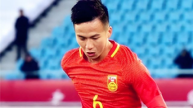 小贝附体！U23国足名场面：姚均晟半场50米神级吊射破门