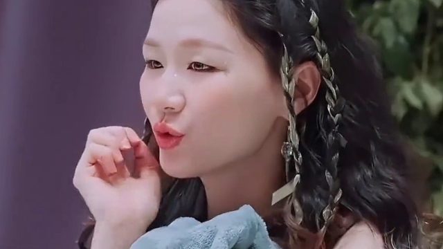 迪丽热巴：眼皮跳，亲三下！真是可爱巴巴吖～