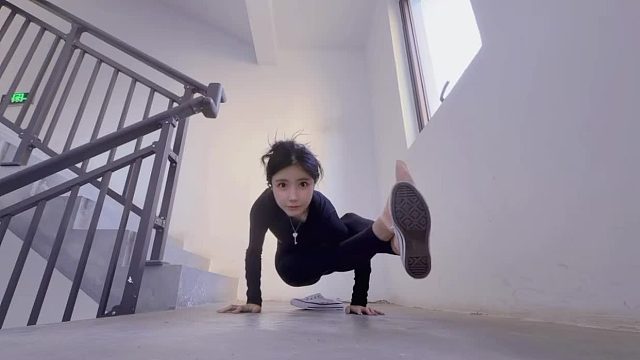 姐姐一出场，氛围感直接拉满