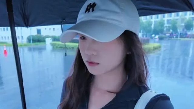 后来我们渐渐从回忆里走出去，你用的是新欢，而我用的是时间