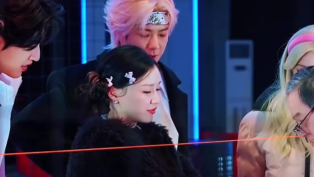 金靖惊问：“我莫不是又有孕象？”转而调侃张凌赫：“你身子骨这般虚？”场面瞬间欢乐四溢！