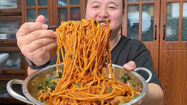 不知道该吃点啥的时候来一碗油泼面吧，大口吸面的快乐！