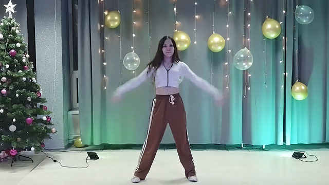 俄罗斯姑娘才艺表演24.01.14_王者(安妮亚)00