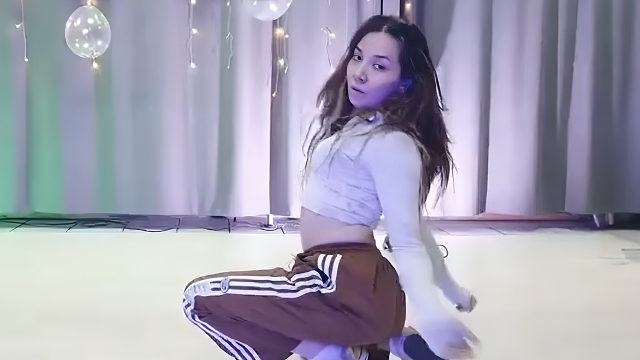 俄罗斯姑娘才艺表演24.01.14_王者(安妮亚)01