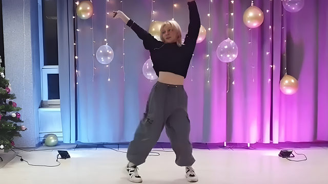 俄罗斯姑娘才艺表演24.01.14_小红帽