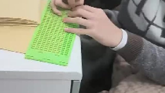 盲童开学前夜赶作业引热议