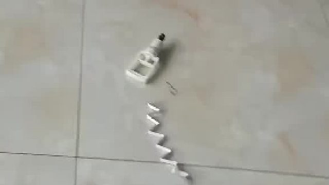 男孩成功做出纸模枪，忍不住发视频炫耀