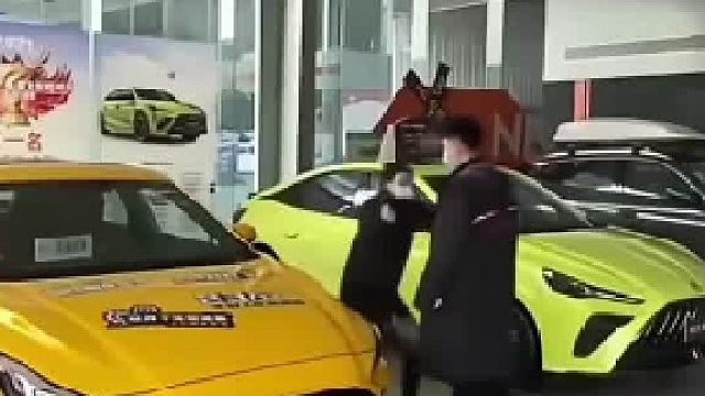 跑开就好了，至于又搂又抱吗