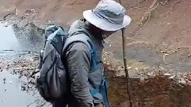 网友：黑水越深色越恐怖！驴友在爬山时小心试探水深，结果差点整个人栽倒进去！