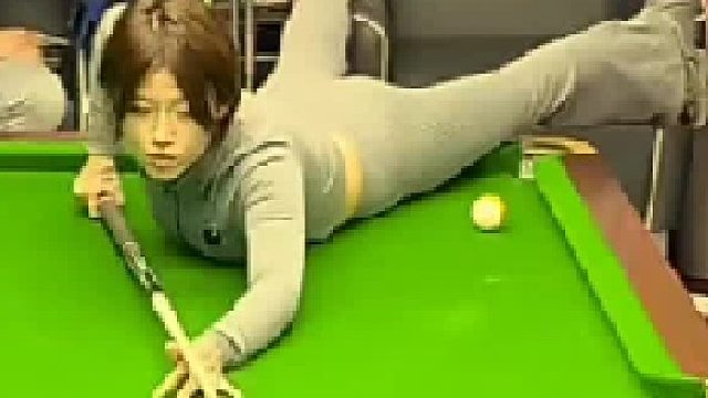 这姿势绝了！台球桌上超夸张击球