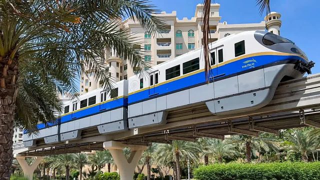 遥望哈利法塔 阿联酋迪拜朱美拉棕榈岛单轨列车