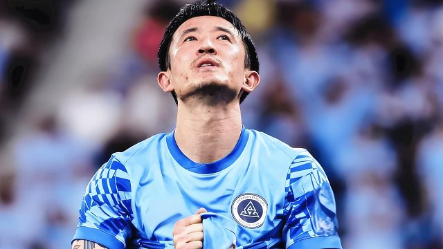 争议判罚！同样是肘击打嘴：西海岸外援没吃牌，姜至鹏黄改红