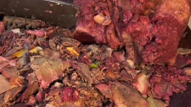 之前发的甩饼好多人私信我说河北的驴肉才好吃，其实我真的早就吃过河北的驴肉卷饼和火烧